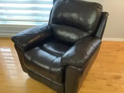 Chaise inclinable et berçante en cuir brun foncé, View more
