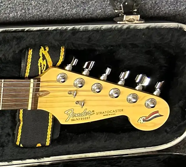 Vintage Fender 40th Anniversary Strat in Guitars in Edmonton - Image 3