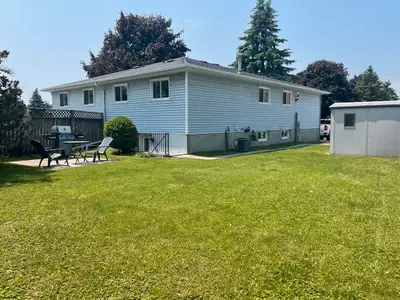 SPACIOUS APARTMENT IN HOUSE WITH YARD- All Inclusive