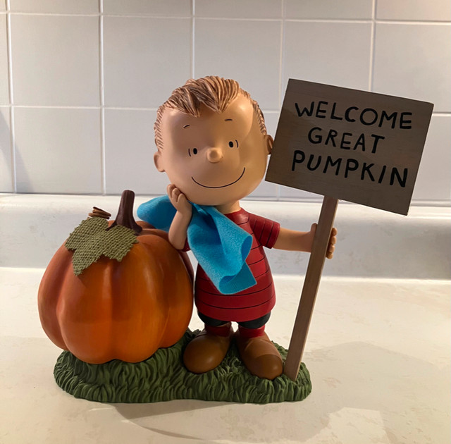 Hallmark Linus "It's The Great Pumpkin Charlie Brown" Halloween in Arts & Collectibles in Oshawa / Durham Region