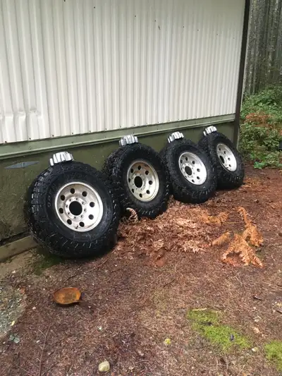 70 % tread left mounted on Ford 8 hole rims off 2004 F 350 super Duty with leaf spring front axle co...
