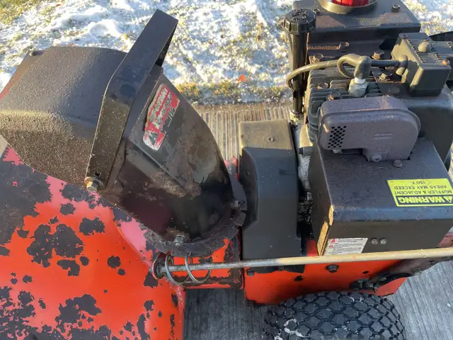 Gran Prix snowblower in Snowblowers in Mississauga / Peel Region - Image 8
