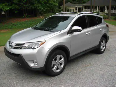 The 2013 Toyota RAV4 XLE SUV boasts an automatic transmission and has clocked 211,990 kilometers, pr...
