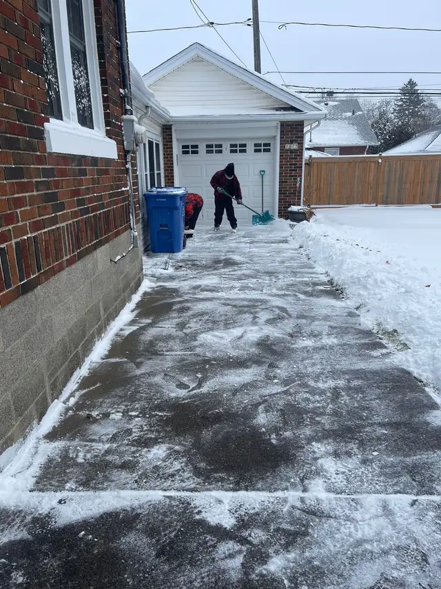 Remove snow in Snowblowers in Windsor Region - Image 5
