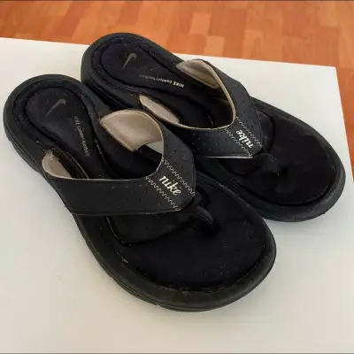 vintage nike womens flip flops / slides super cute and perfect for summer! gently worn but still in...
