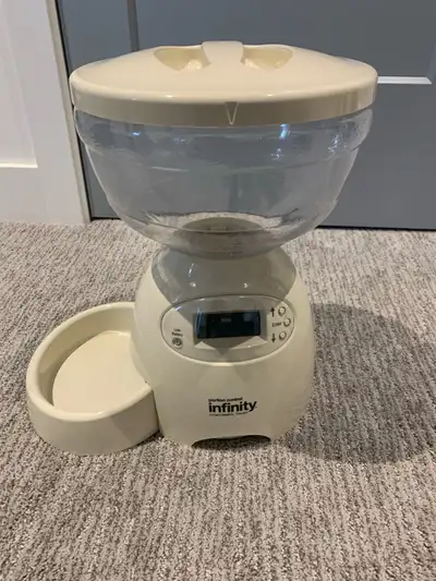 $40 obo Automatic pet food feeder - programmable. Uses batteries or can be plugged in with an adapte...