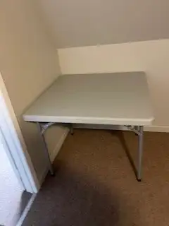 Nous vendons une table pliante carré grise 36 pouces X 36 pouces Nous demandons 75 $ Contactez Cynth...