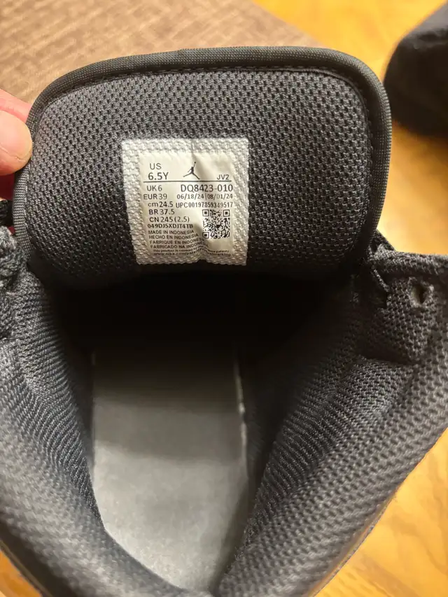 soulier Nike air Jordan gr:6.5 30$ in Basketball in Laval / North Shore - Image 6