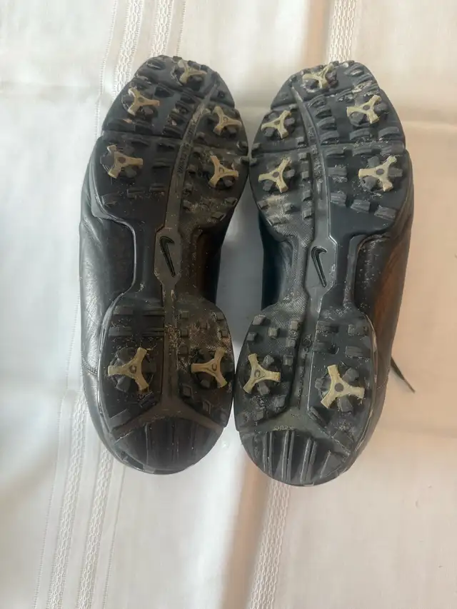 Souliers de golf NIKE, cuir noir à crampons grandeur 12. in Golf in Gatineau - Image 5