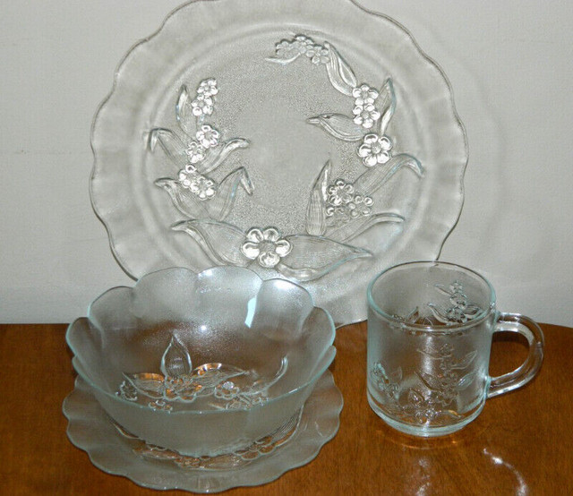 Crystal Clear "Leaf" 27 piece punch bowl set & Garlic saver in Other in Oshawa / Durham Region - Image 2