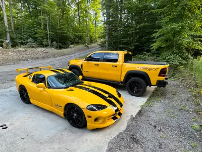 2002 Dodge Viper GTS - Yellow with black racing stripes on black interior. 25,000kms !! Like new. Ma...