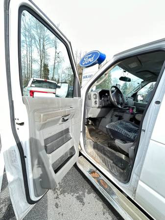 2013 ord E250 Cargo Van in Cars & Trucks in Delta/Surrey/Langley - Image 4