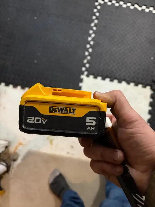 dewalt 20v max battery 5ah in Power Tools in Kawartha Lakes - Image 2