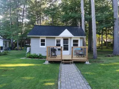 This quaint, fully furnished one-bedroom cottage, ideally situated near the serene Ottawa River. Thi...