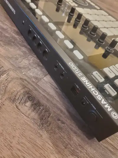Perfect condition maschine studio. It works just fine, is missing 2 knobs that got lost in shipping....