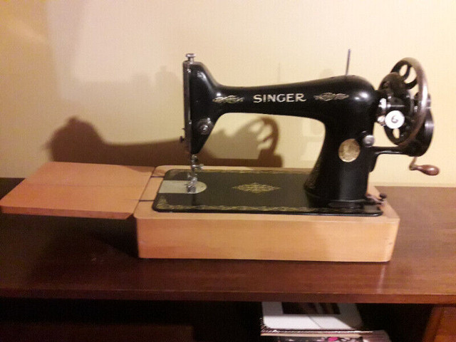 Antique Sewing Machine in Arts & Collectibles in Annapolis Valley - Image 4