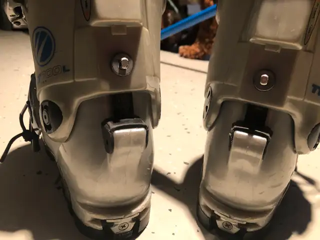Dynafit tlt 700l touring ski boots  mondo 22.5 275 underfoot in Ski in Banff / Canmore - Image 5