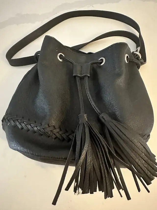 Forever 21 Drawstring Crossbody Bucket Bag in Women's - Bags & Wallets in Barrie - Image 2