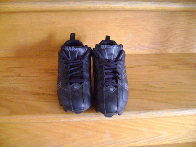 Les soulier noir unisexe soccer Wilson 7.5po (19cm) ,tibia XS dans Vêtements - 4T  à Ouest de l’Île - Image 3