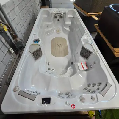 SPA DE NAGE MODÈLE DE DÉMO 17AX EN LIQUIDATION EN STOCK PRÊT À ÊTRE LIVRÉ Places = 3 Dimensions = 21...