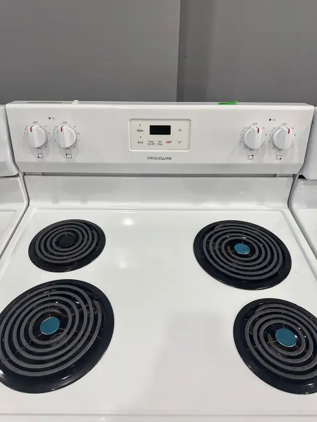 30 inch Frigidaire coil white stove in Stoves, Ovens & Ranges in Hamilton - Image 3