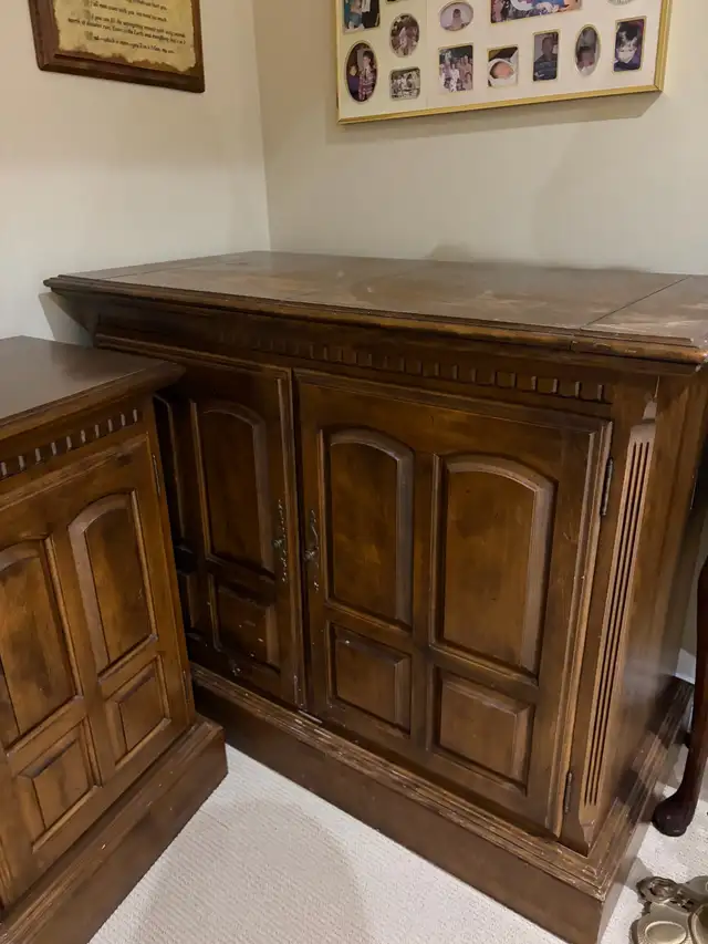 Classic Dining Room Buffet and Server in Dining Tables & Sets in City of Toronto - Image 4