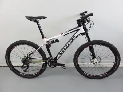Cadre carbone, Lefty speed XLR 100mm, Rockshox monarch RT, Pédalier : shimano XT 24-38, Manette : sr...