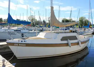 24' Riviera Star cruising sailboat for sale. Sleeps 5 with a very large cockpit and pop-top cabin ro...
