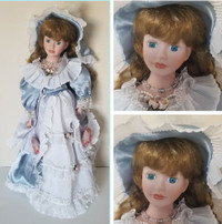 Poupée porcelaine habillée d'une jolie robe bleue et blanc