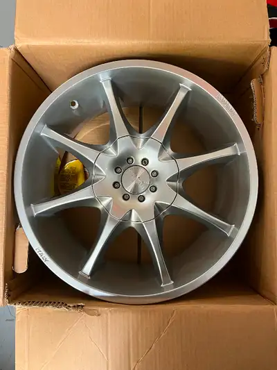 4 MAGS MOMO 17 pouces POUR HONDA, ACURA, CIVIC, INTÉGRA 4 BOLTS Très bonne condition 1 neuf et 3 rép...