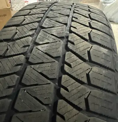 $ x Winter Tire /Pneus d' hiver Blizzak Très bon état Please contact par text 514.771.1228