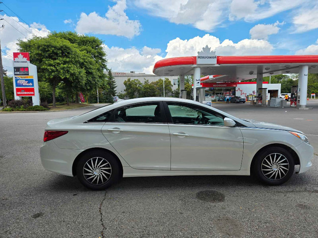 2012 hyundai sonata   in Cars & Trucks in City of Toronto - Image 2