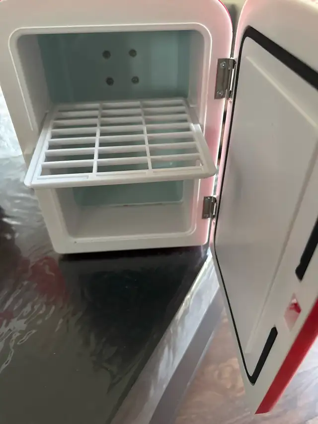 Coca Cola Mini Fridge in Refrigerators in Mississauga / Peel Region - Image 3