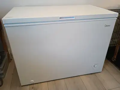 This chest freezer is in excellent condition. Seller purchased it in March 2025 with a 4-year extend...