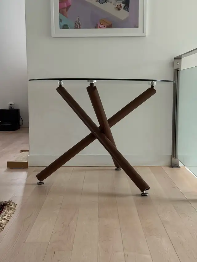 Round Glass Dining Table in Dining Tables & Sets in City of Toronto - Image 2