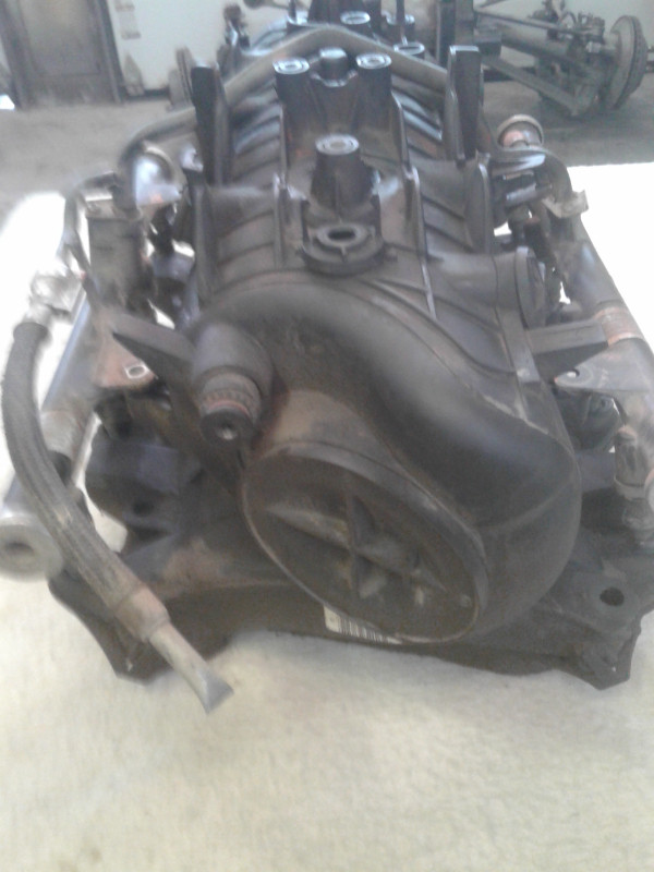 LS 6.0L  Intake, fuel rail, injectors, throttle body in Engine & Engine Parts in Oshawa / Durham Region - Image 2