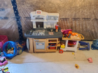 Toy kitchen set
