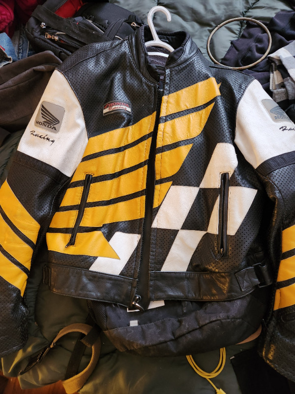 250$ authentic leather sports racing jacket. in Clothing, Shoes & Accessories in Charlottetown - Image 2