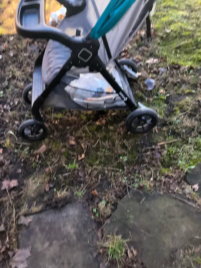 Car Seat 3-in-1 Base, Basket and Stroller in Strollers, Carriers & Car Seats in City of Montréal - Image 5