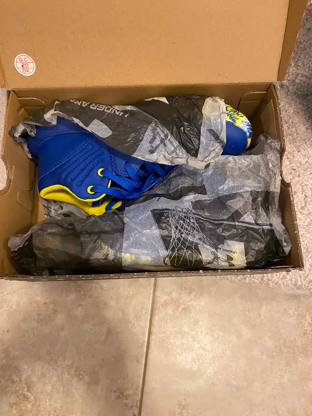 Shoe Under Armour size 3Y - EUR 35 (New) in Clothing - 2T in Calgary - Image 3