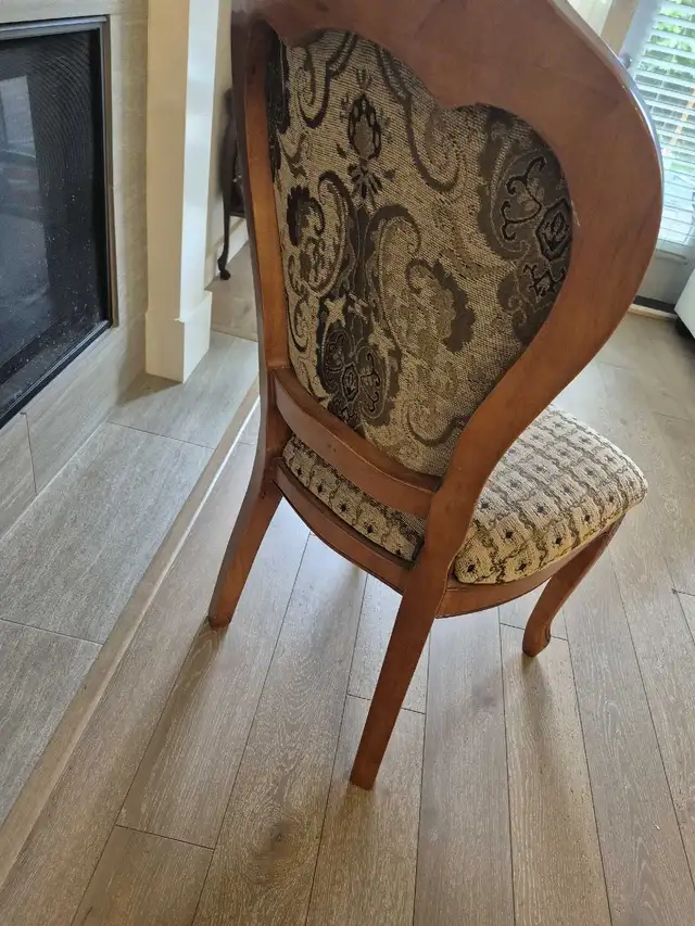 Accent Chair in Chairs & Recliners in Delta/Surrey/Langley - Image 4