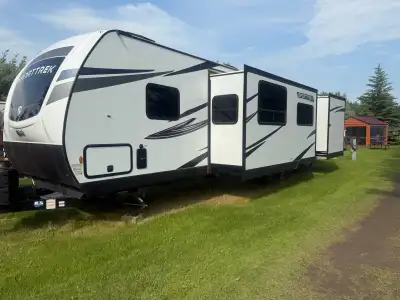 This is the perfect camper for the family , adult privacy and kids area , 33 ft like new camper trai...