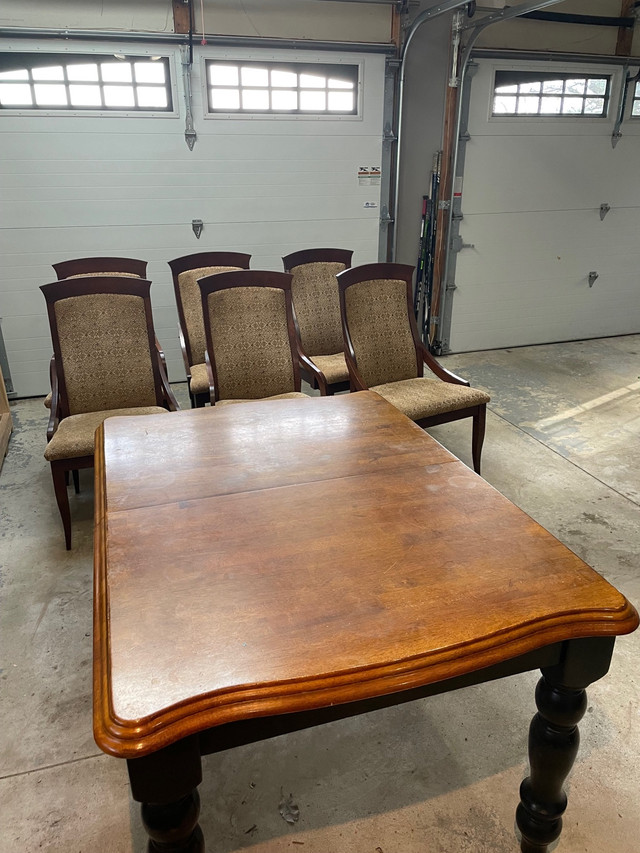 Kitchen Table and 6 chairs in Dining Tables & Sets in Stratford