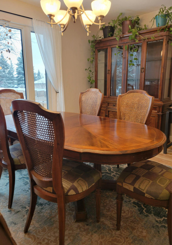 Dining Room Table, Chairs and Hutch- Solid Wood in Dining Tables & Sets in Comox / Courtenay / Cumberland - Image 3