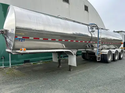 2013 STE-Food grade(304) Triaxle 7680US Gal tanker in very nice condition,2 Compartments- 14,535 Lit...