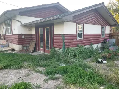 Spacious bungalow available for rent in Bowness. 7 bedrooms and two bathrooms. Close to transit, sch...