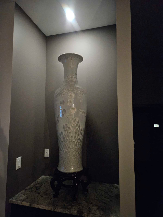Long Necked White Porcelain Vase with Mother of Pearl in Home Décor & Accents in Winnipeg - Image 3