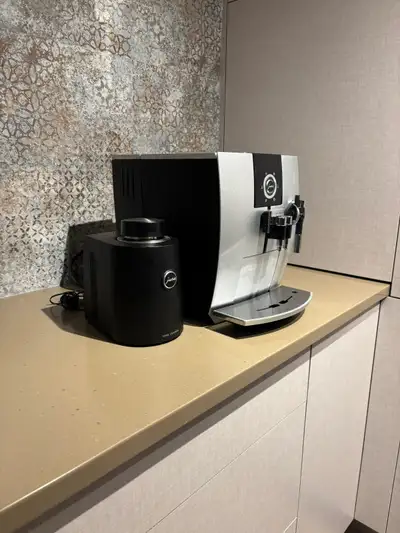 Machie a café Jura 5 comme neuve Inclus pot réfrigérer pour mousser Toujours utilisé de l'eau en bou...