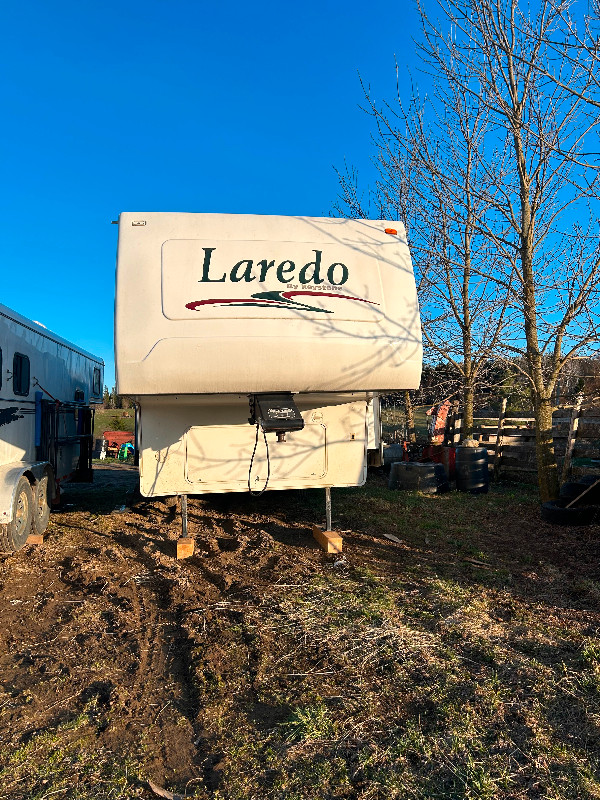 Laredo fifth wheel dans Caravanes classiques  à Sherbrooke