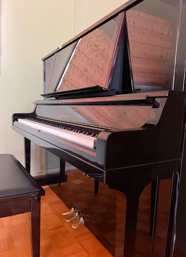Yamaha YUS5 Professional Upright Piano (2010) – Polished Ebony – in Pianos & Keyboards in City of Toronto - Image 3